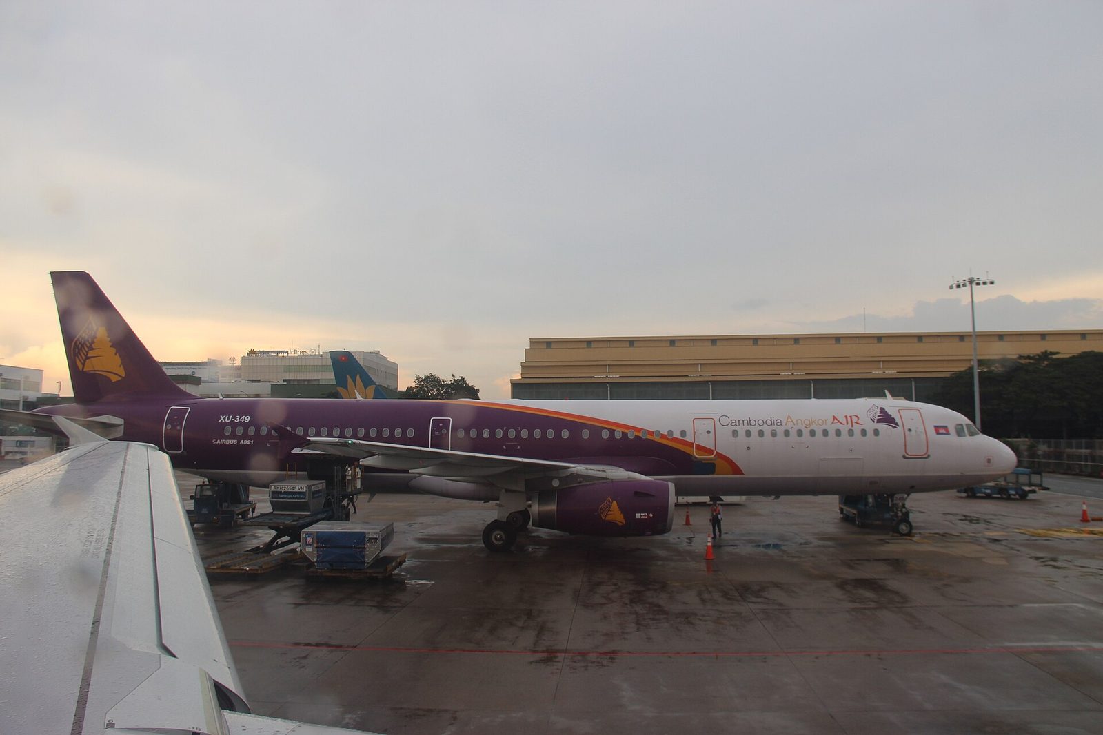 호치민 공항 라운지 창밖으로 보이는 떤선녓 공항 계류장의 여객기