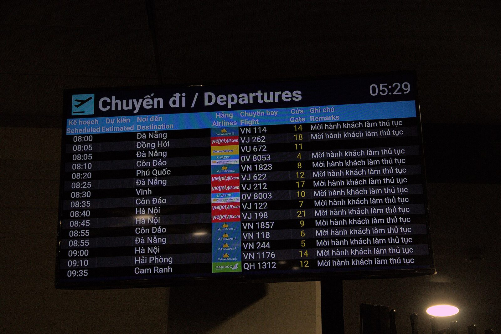 호치민 공항 픽업 마사지 예약 전 확인하는 공항 출발 안내 전광판