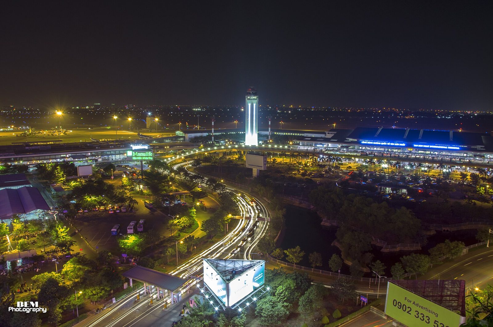 호치민 공항 픽업 차량이 오가는 떤선녓 공항의 밤 풍경