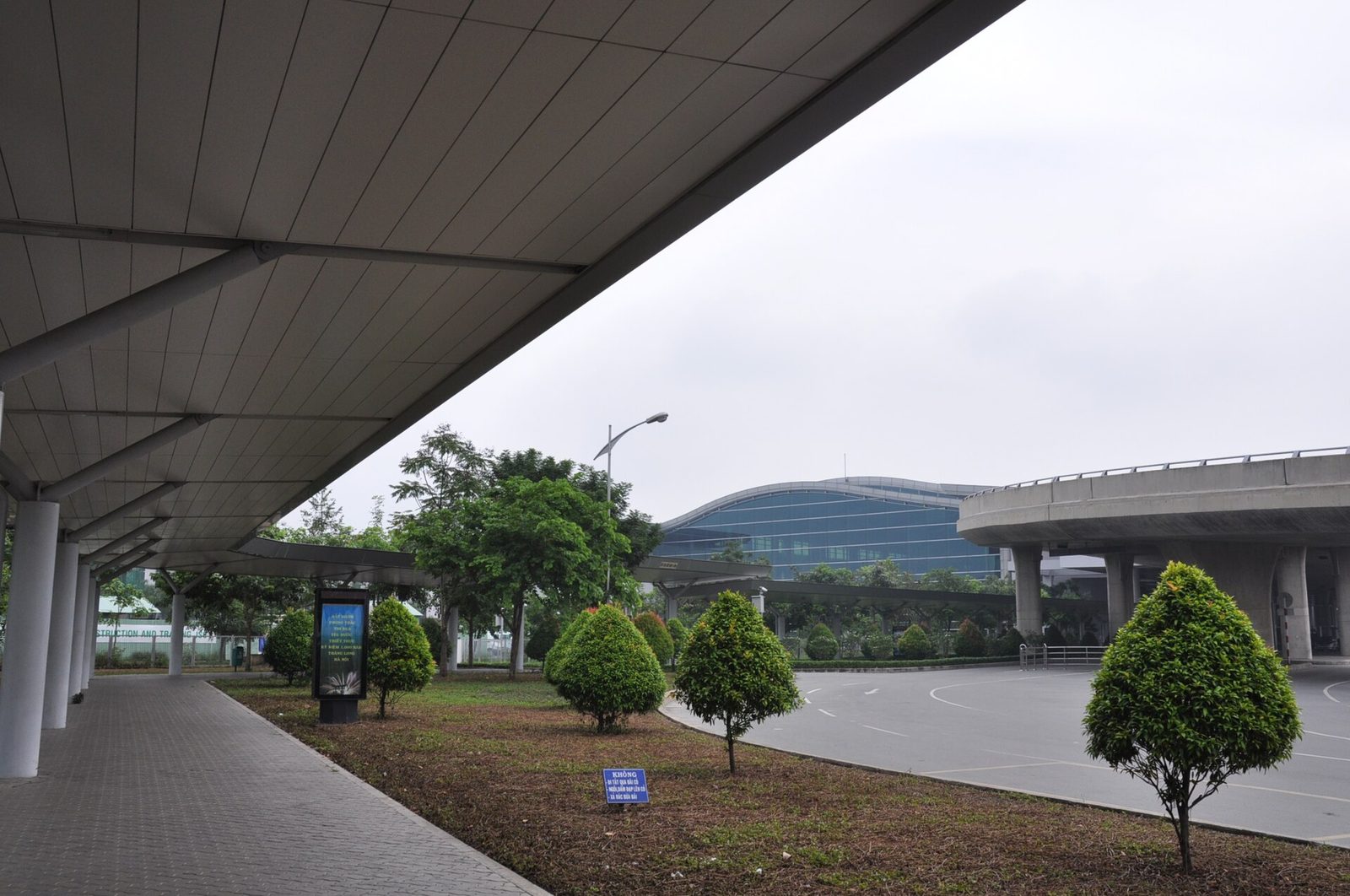 호치민 공항 픽업 차량을 기다리는 떤선녓 공항 터미널 앞 보도