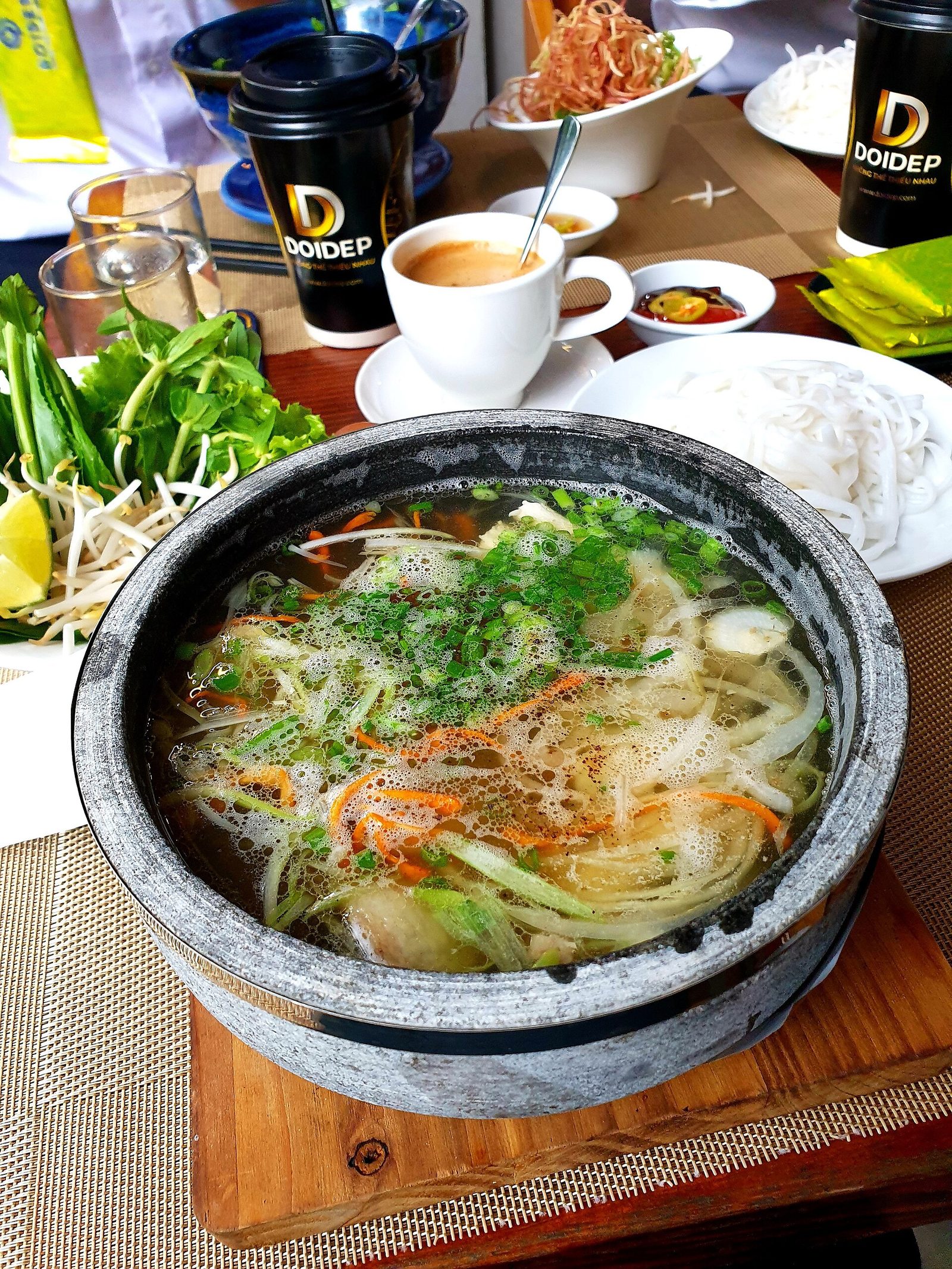호치민 1군 쌀국수 맛집의 돌솥 쌀국수와 연유 커피