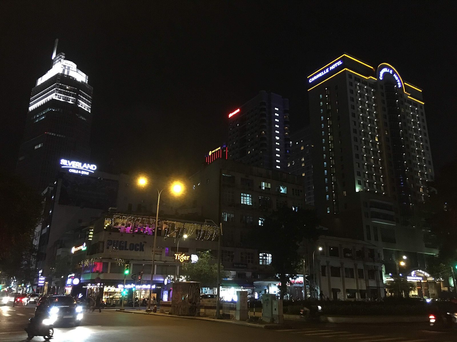 호치민 1군 호텔과 고층 빌딩의 밤 풍경