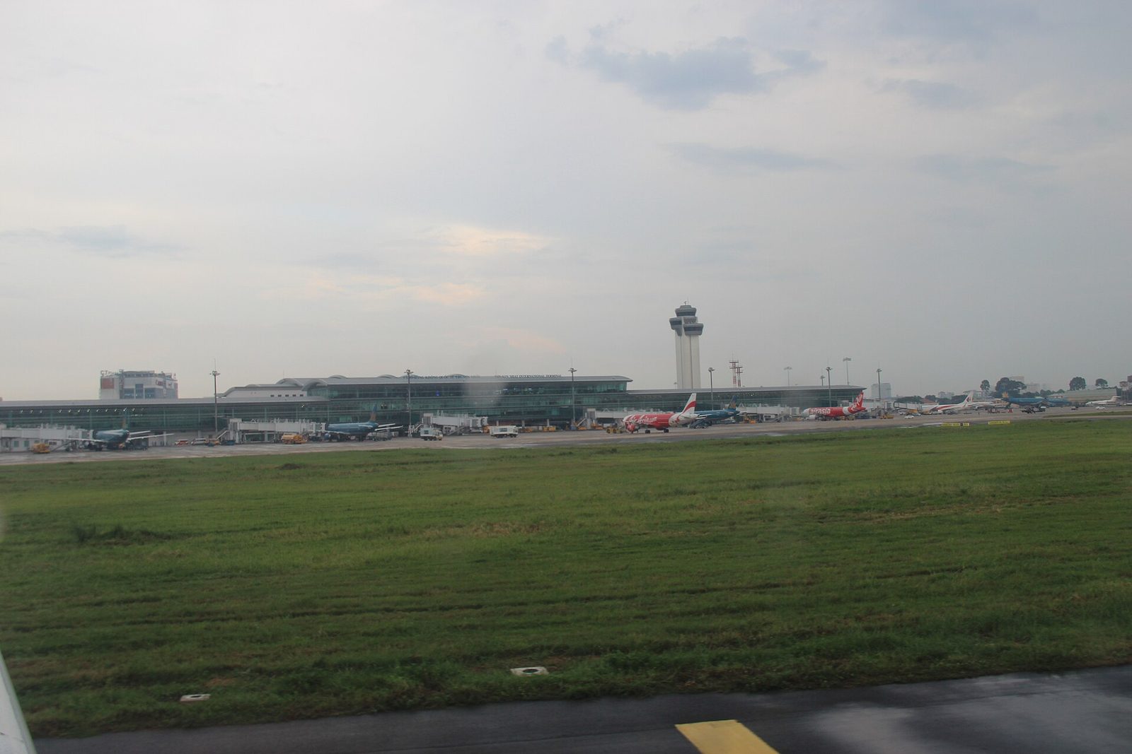 호치민 패스트트랙을 이용하는 떤선녓 공항 터미널과 관제탑