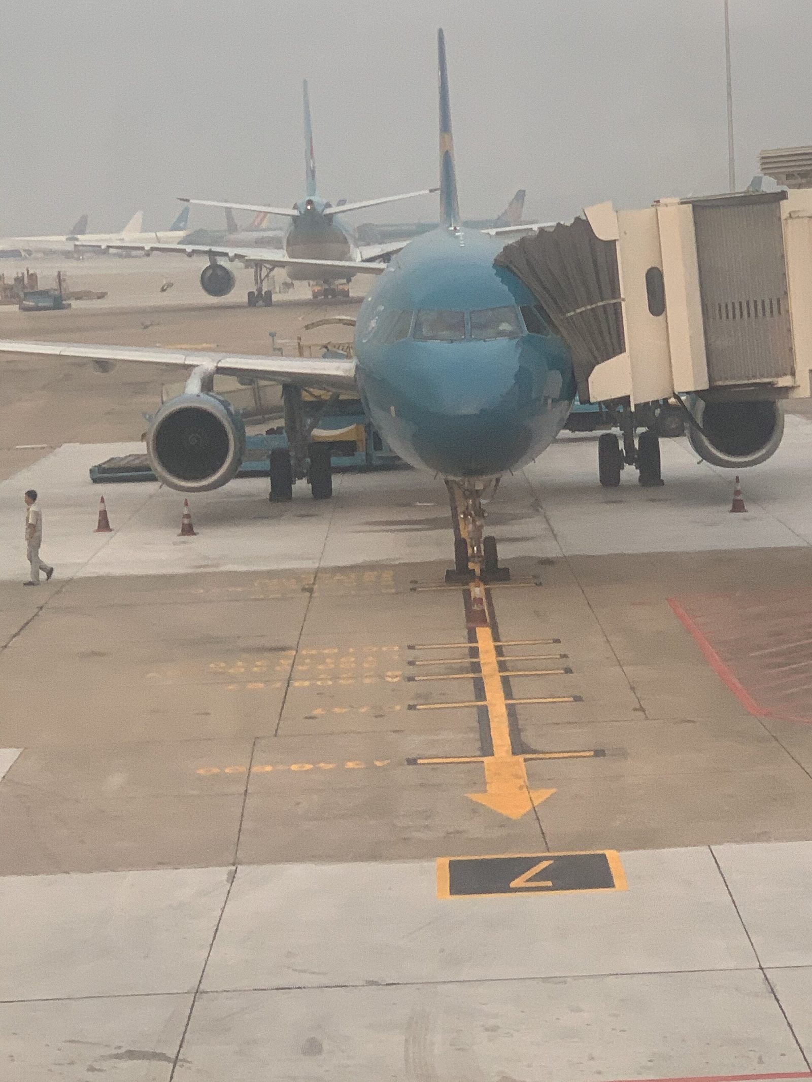 호치민 패스트트랙 직원이 기다리는 떤선녓 공항 탑승교와 여객기