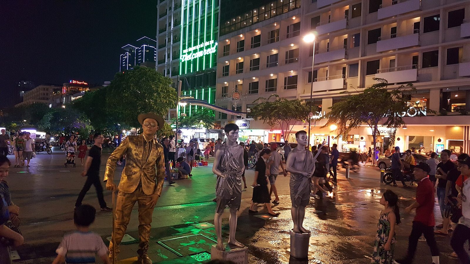 호치민 2박3일 여행 저녁 코스인 응우옌후에 보행자 거리의 밤