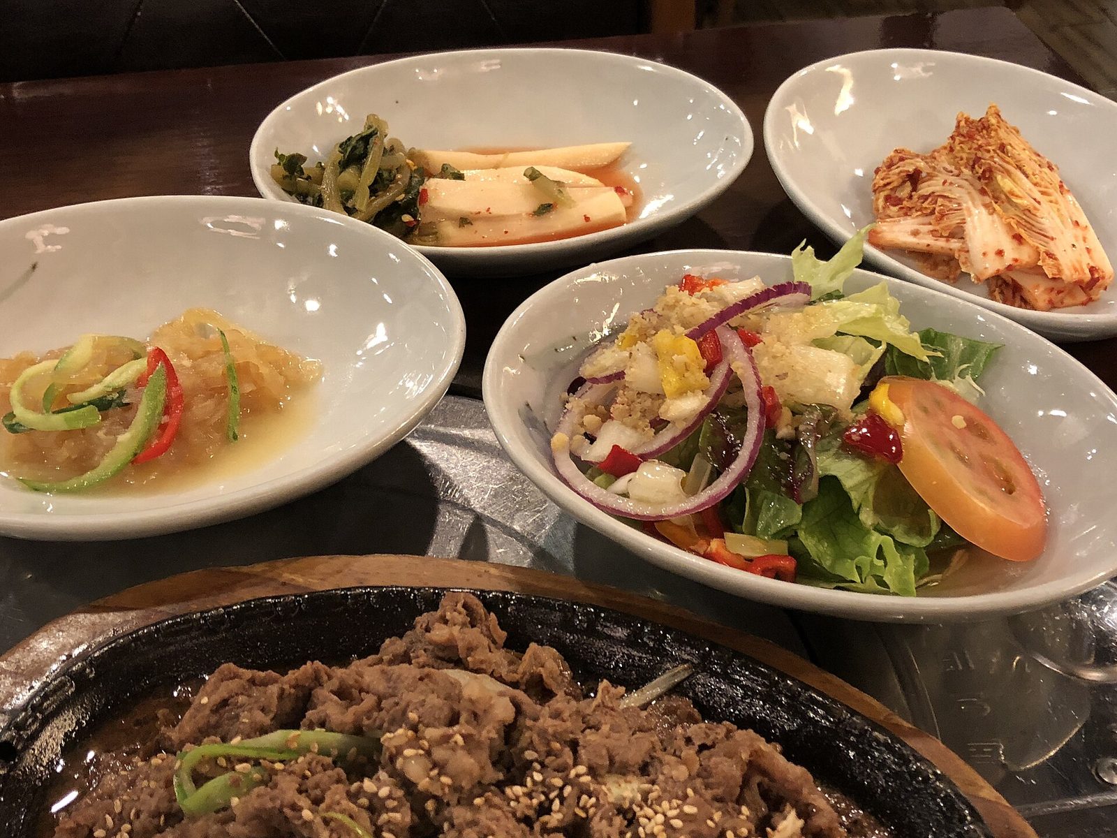 호치민 한국 고기집 스타일의 고기 구이와 곁들이 반찬 예시