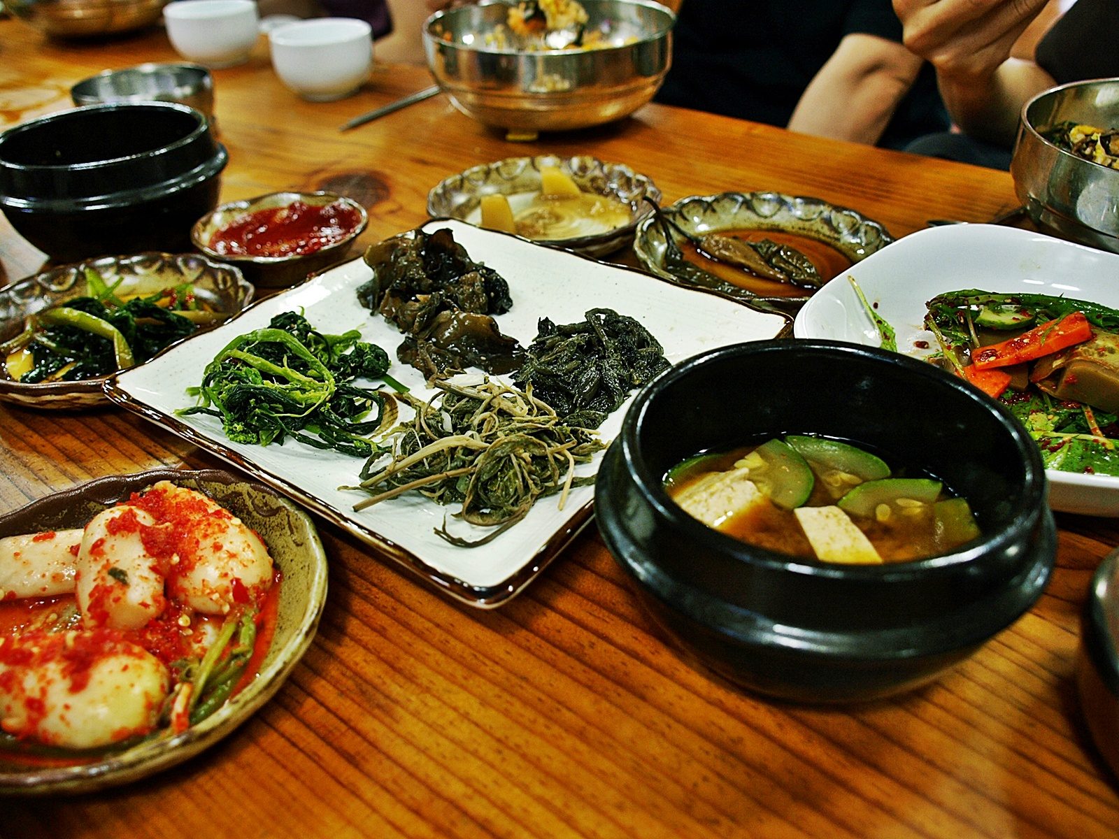호치민 한식당에서 나오는 된장찌개와 반찬 상차림 예시
