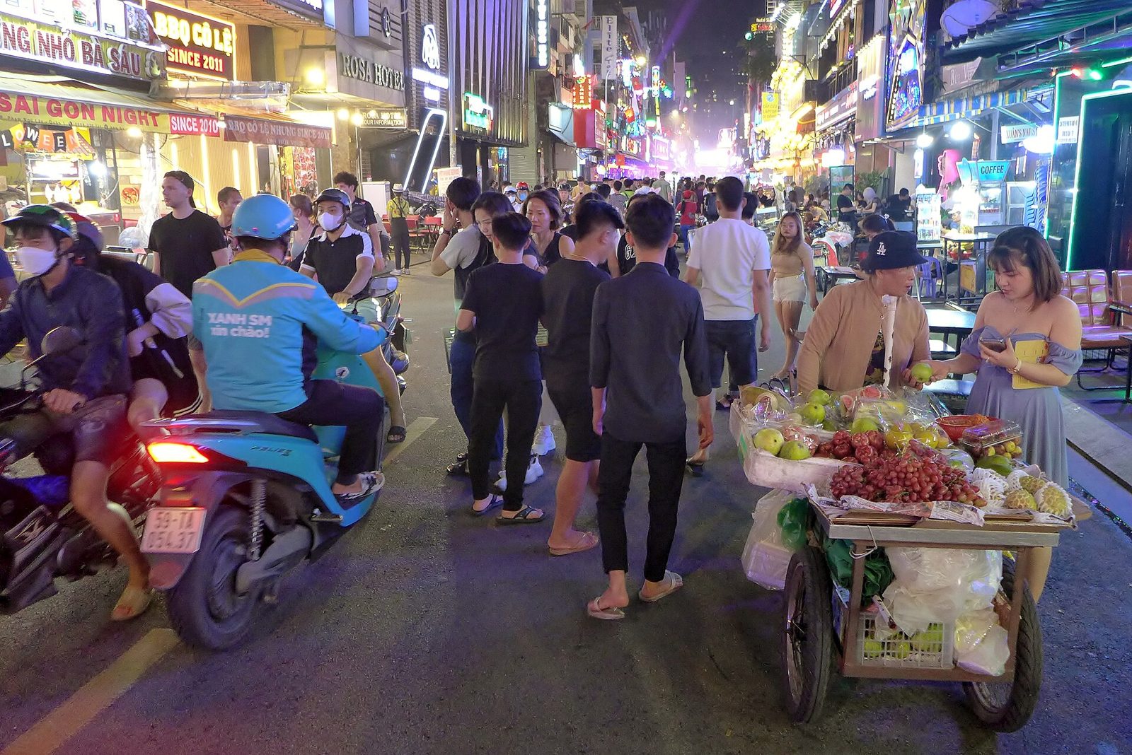 호치민 밤문화 주의사항을 떠올려야 할 부이비엔 거리의 붐비는 밤