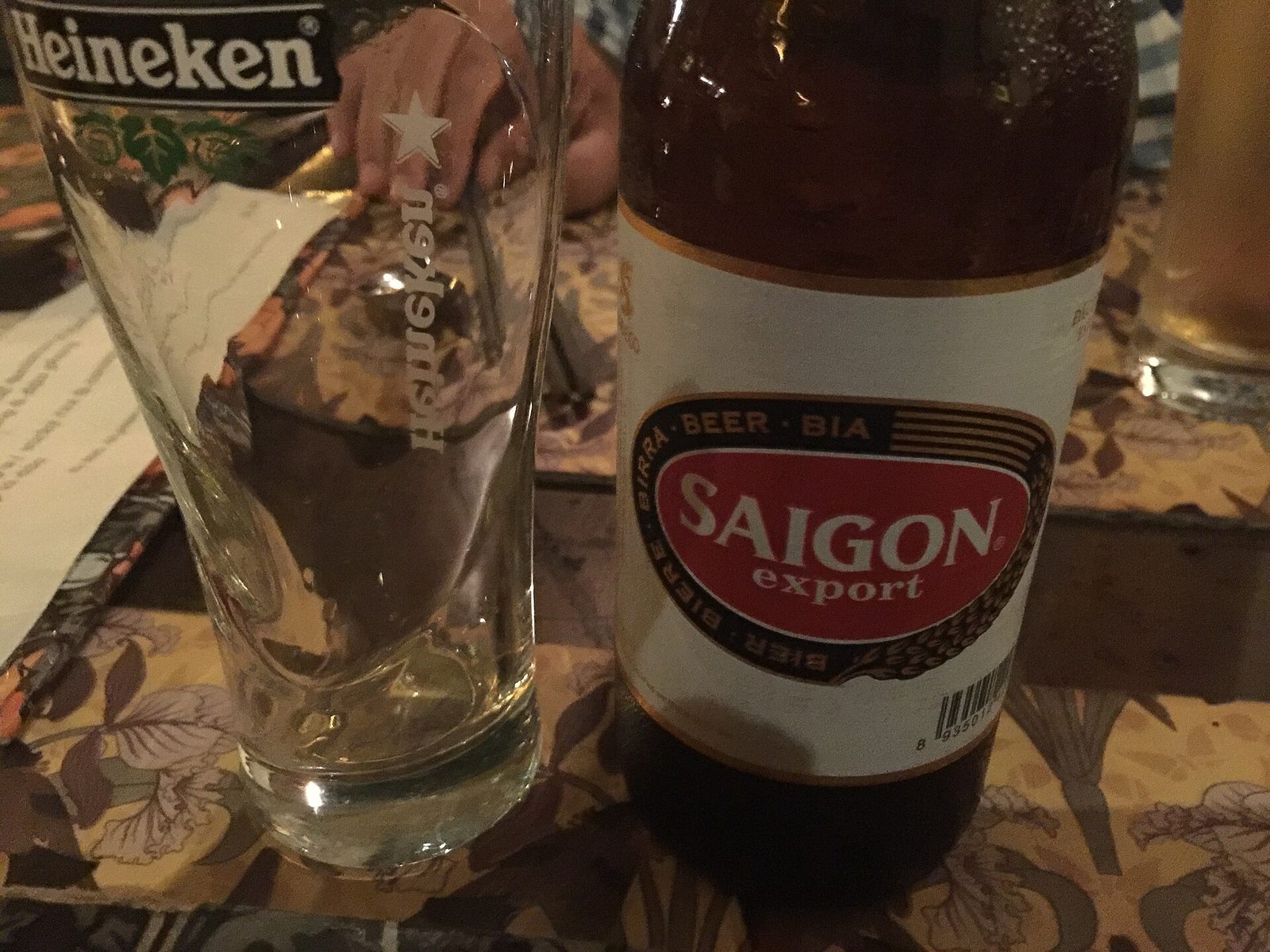 호치민 맥주 펍 테이블 위 사이공 맥주병과 맥주잔