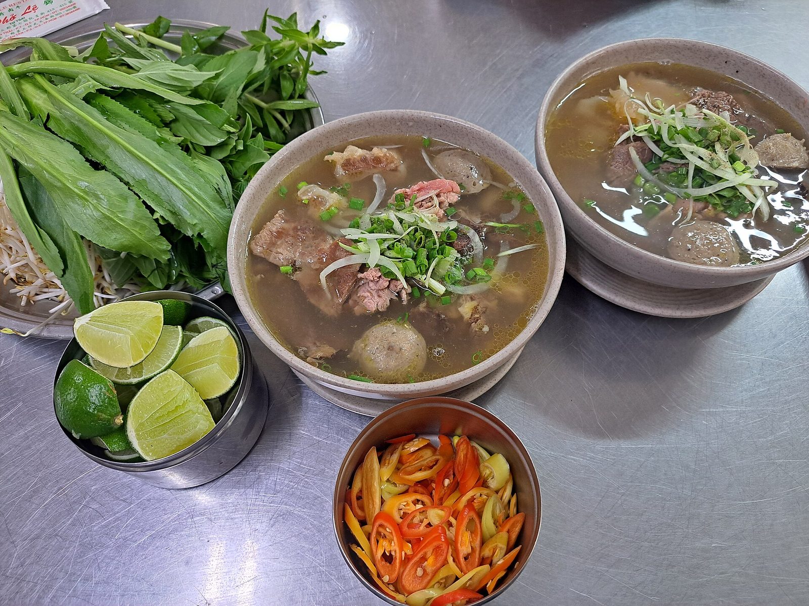 호치민 맛집에서 먹는 소고기 쌀국수 퍼보 두 그릇과 허브