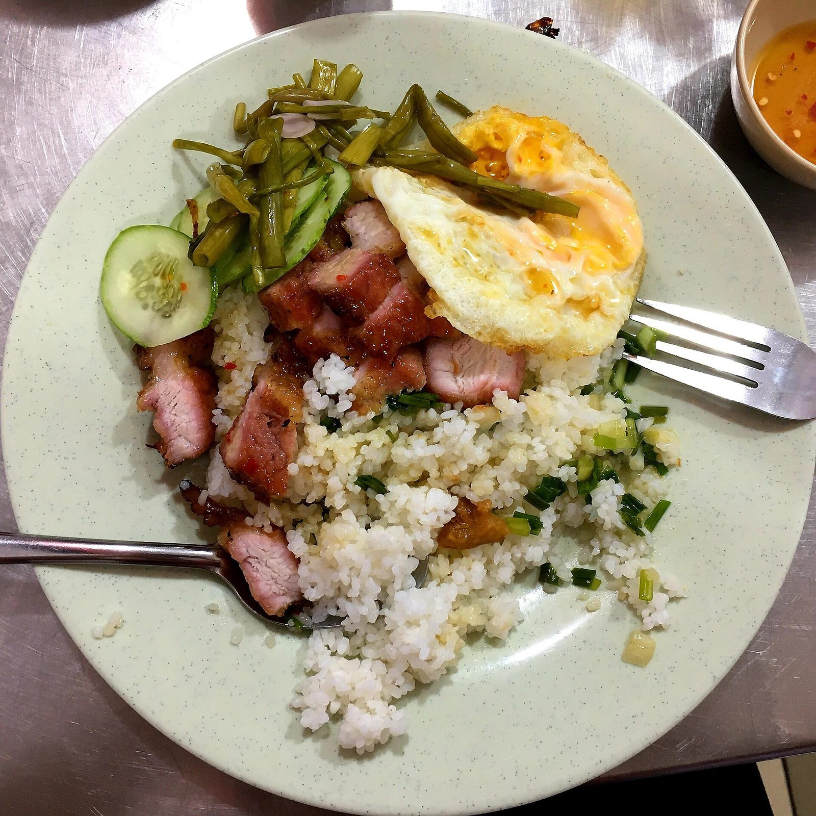 호치민 맛집 아침 메뉴 껌떰 돼지갈비 덮밥과 계란