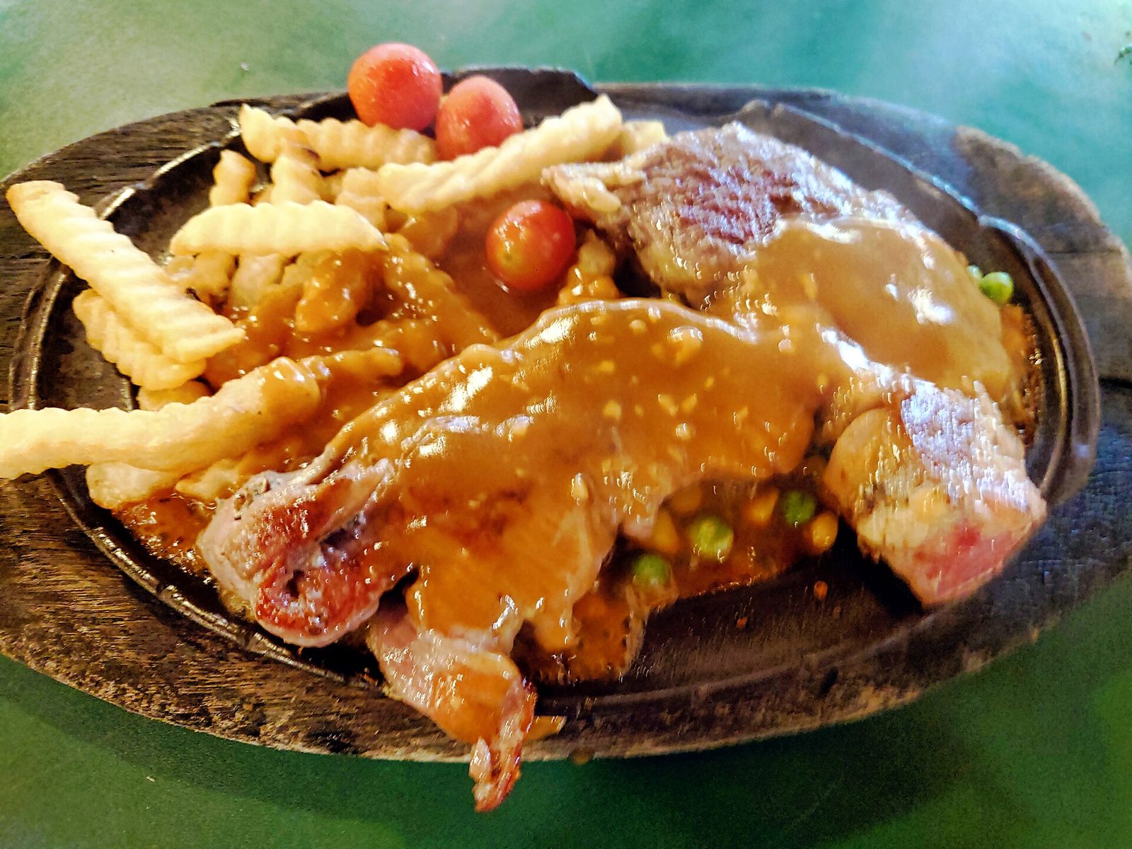 호치민 스테이크 맛집에서 나오는 철판 립아이 스테이크 예시