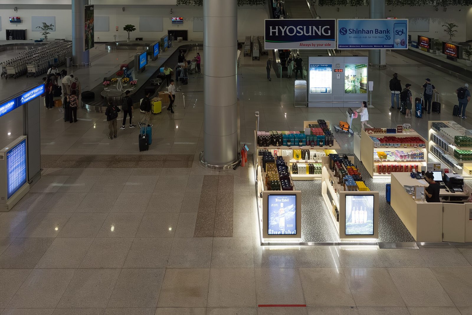 호치민 비자 확인 후 입국한 떤선녓 공항 도착 홀 내부
