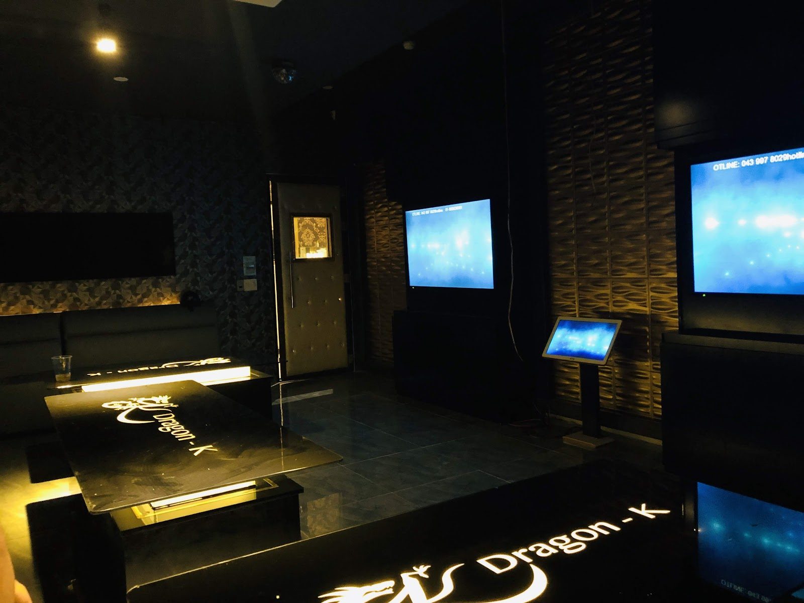 호치민 가라오케 로컬 KTV 룸과 대형 스크린